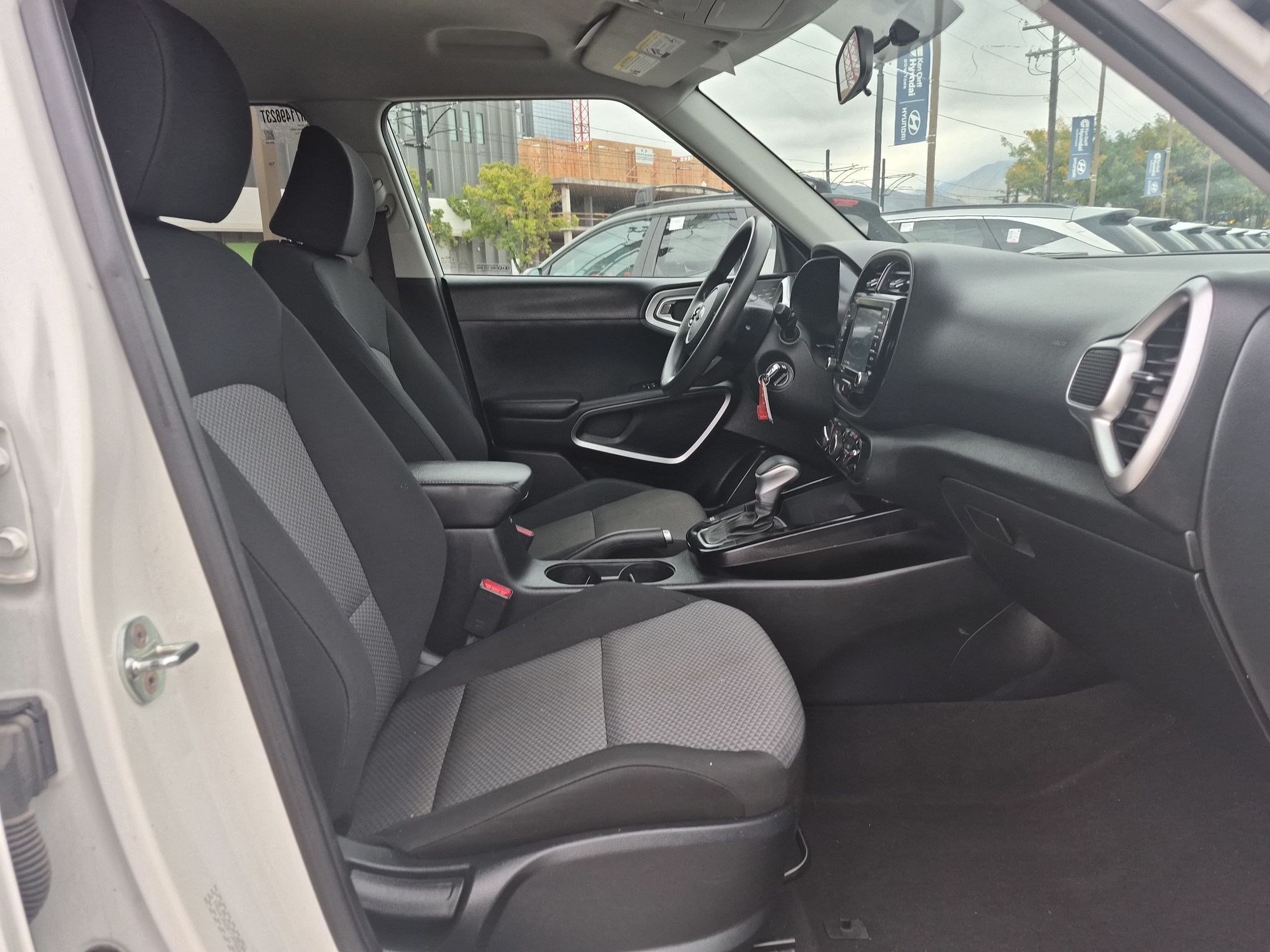 Used 2021 Snow White Pearl Kia LX image 27