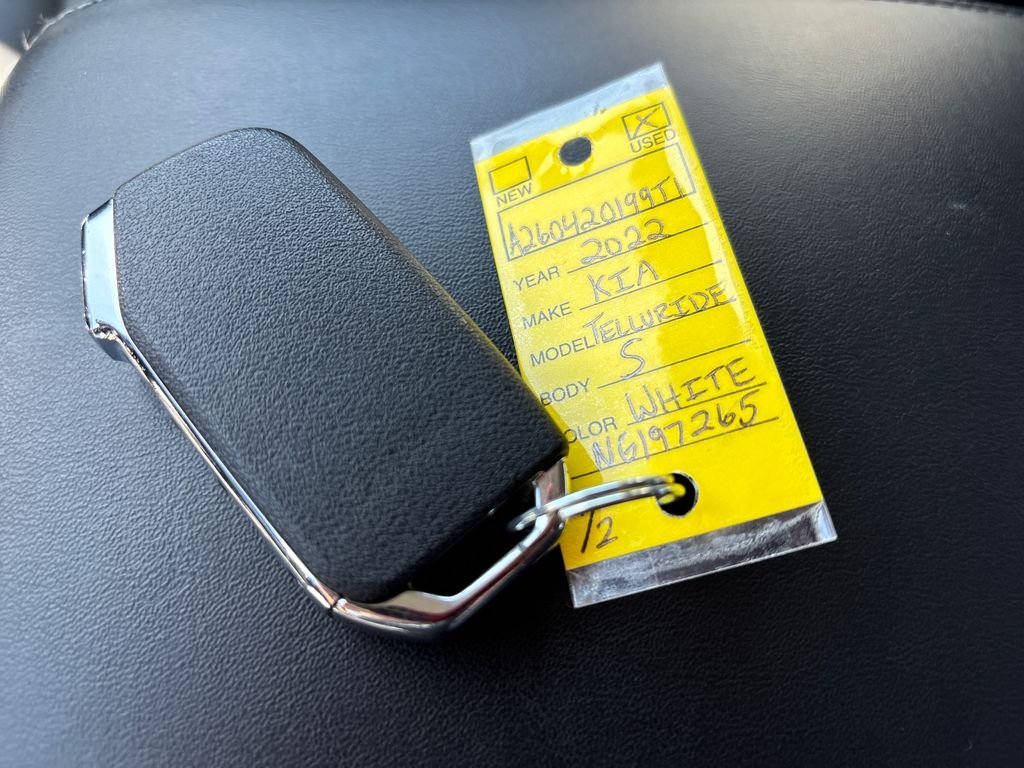 Used 2022 White Kia S image 43