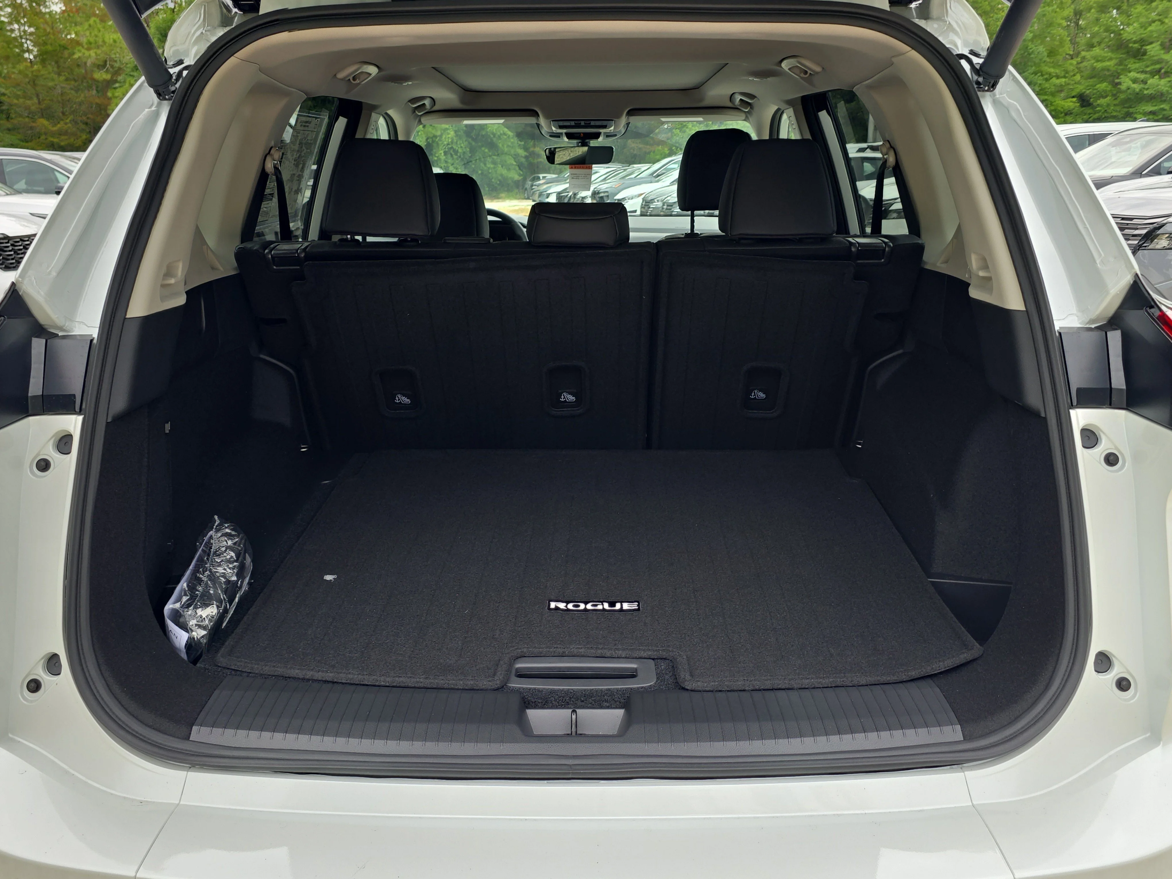 New 2026 Everest White Pearl TriCoat Nissan Dark Armor™ image 10