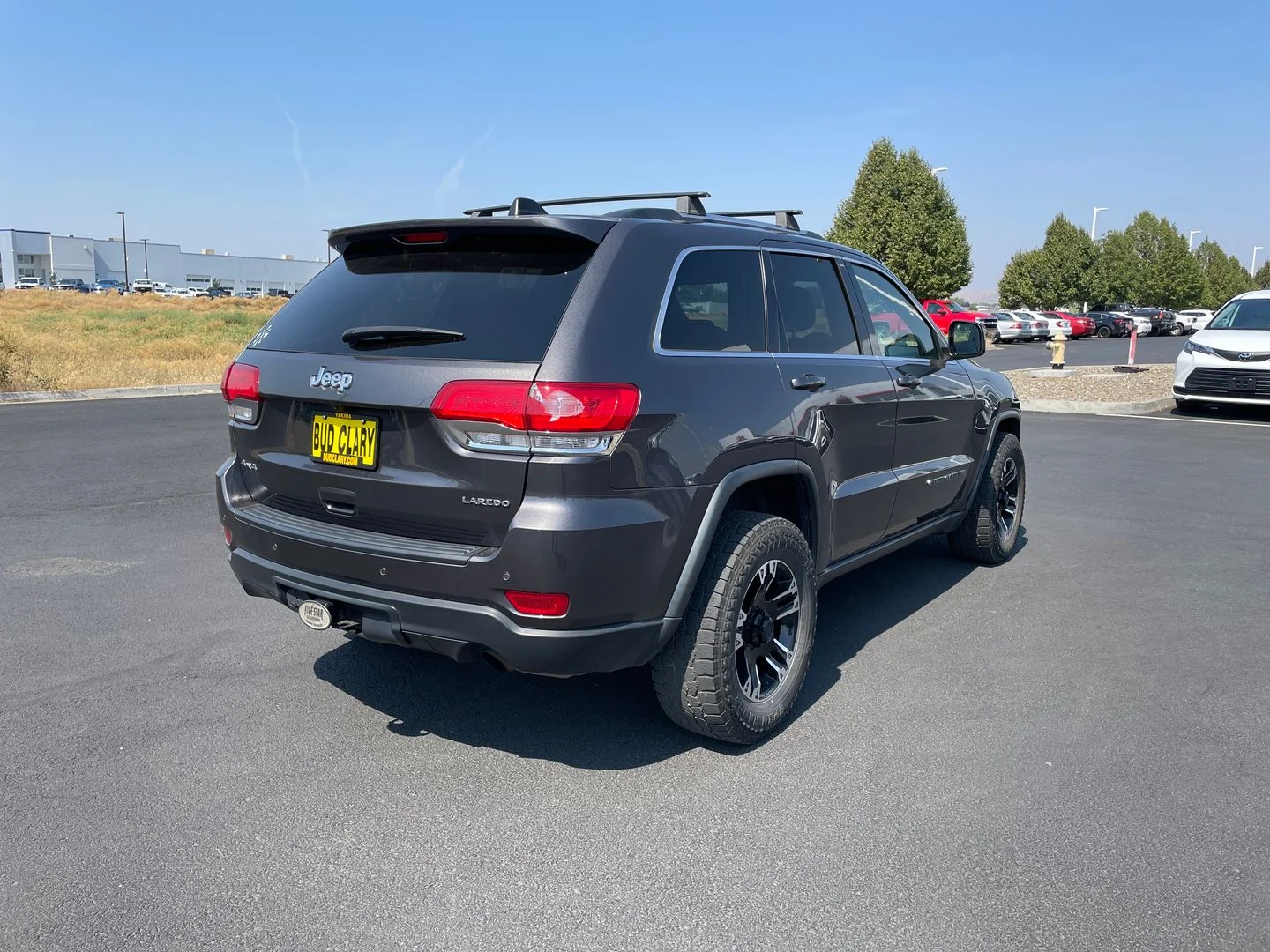 Used 2017 Gray Jeep Laredo image 3