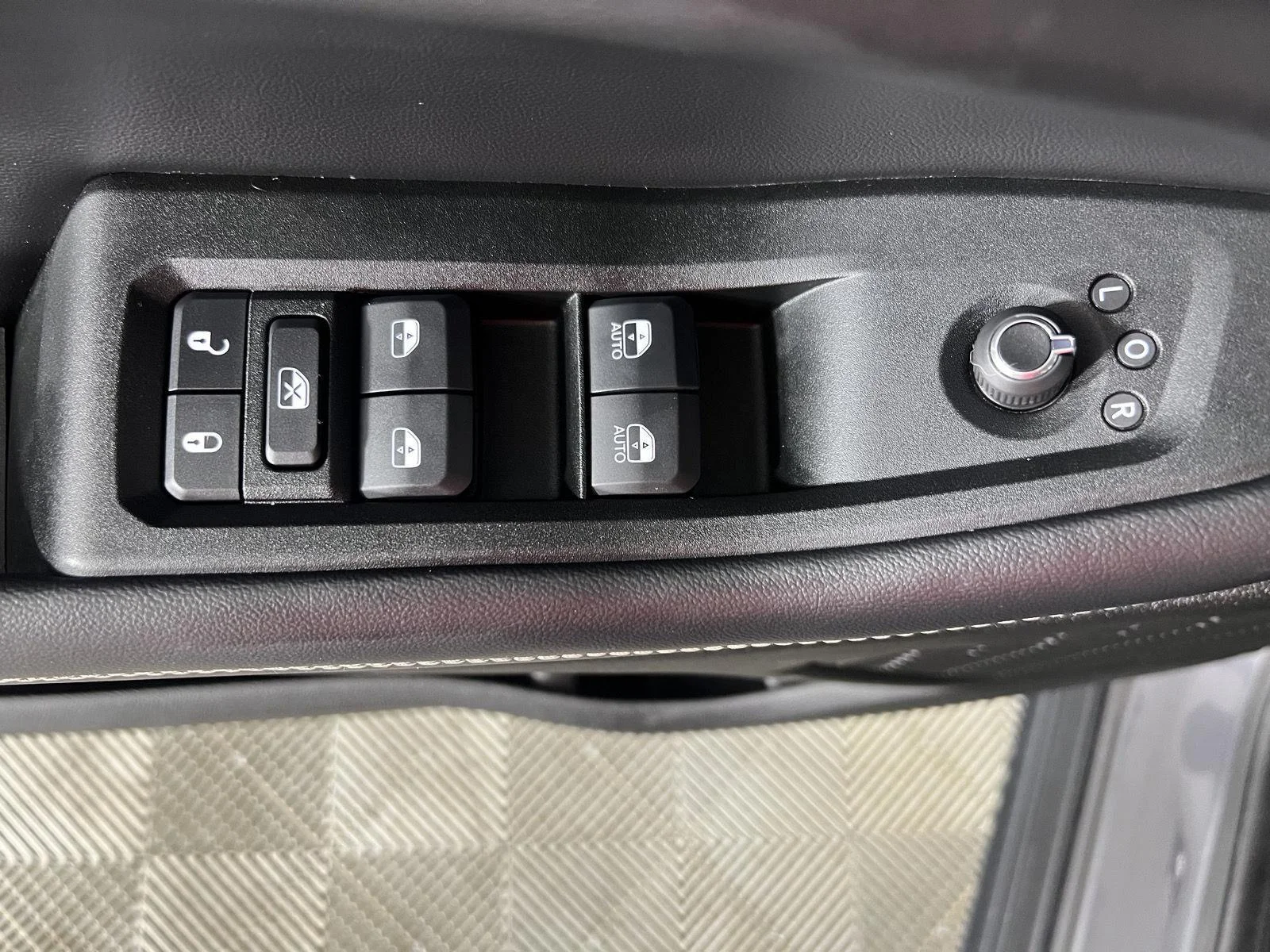 Used 2024 Baltic Gray Metallic Clearcoat Jeep Altitude image 12