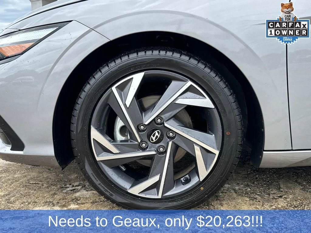 Used 2025 Silver Hyundai SEL Convenience image 6