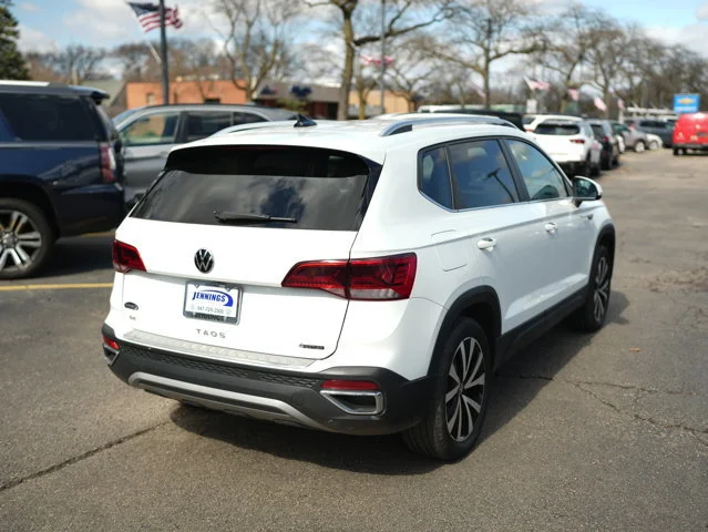 Used 2022 White Volkswagen SE image 8