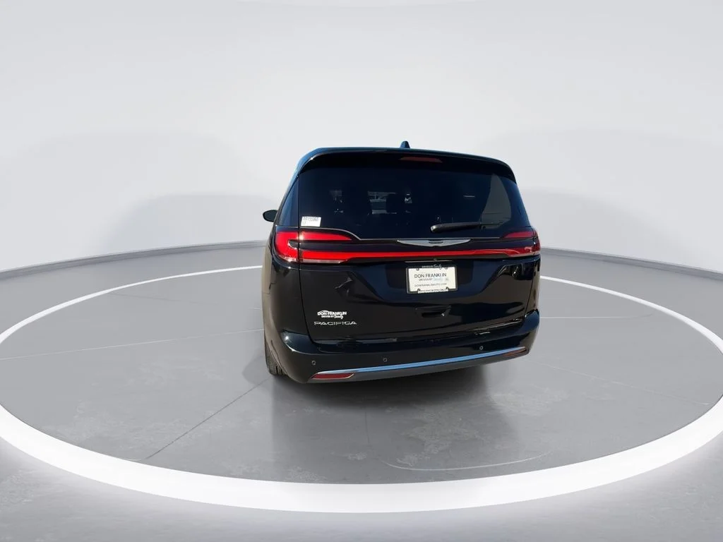 Used 2024 Black Chrysler Touring L image 7