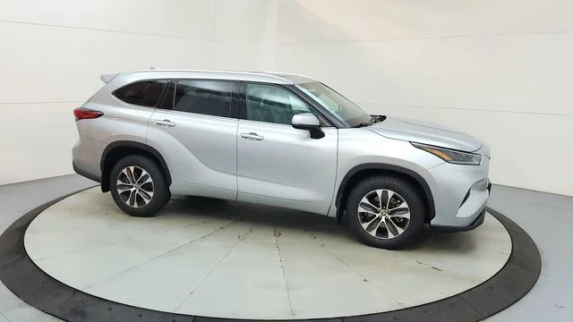 Used 2021 Silver Toyota XLE image 13