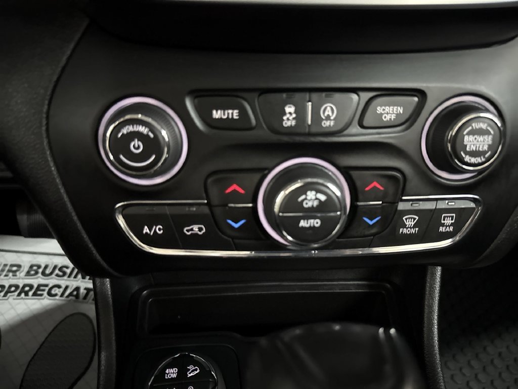 Used 2019 Crystal Metallic Jeep Trailhawk image 27