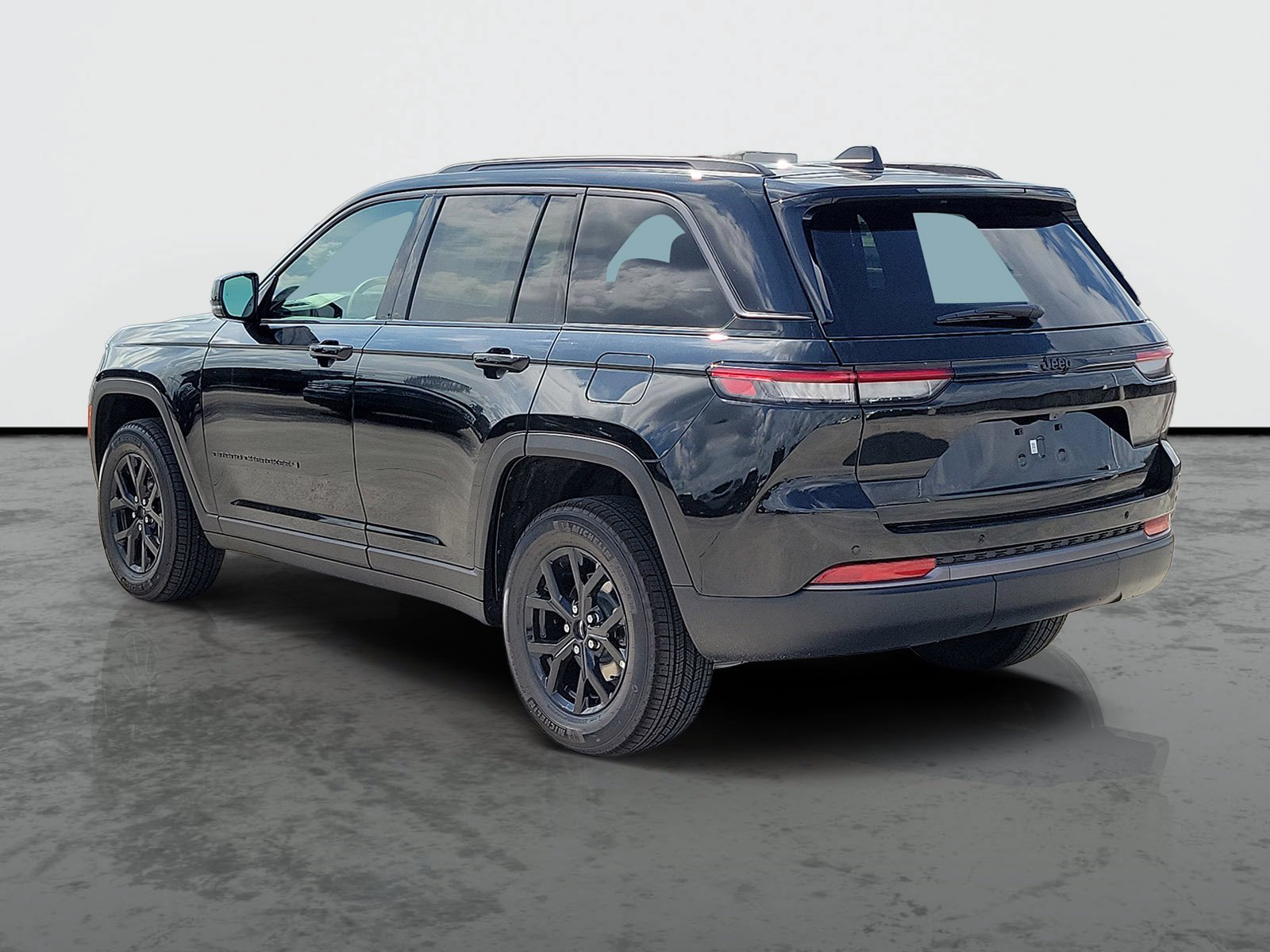 New 2026 Diamond Black Crystal Pearl-Coat Exterior Paint Jeep Laredo Altitude image 2
