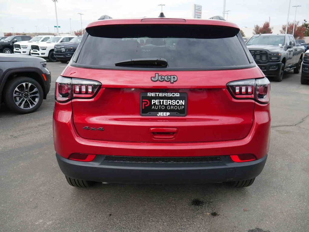 New 2026 Red Hot Pearl-Coat Exterior Paint Jeep Latitude image 17