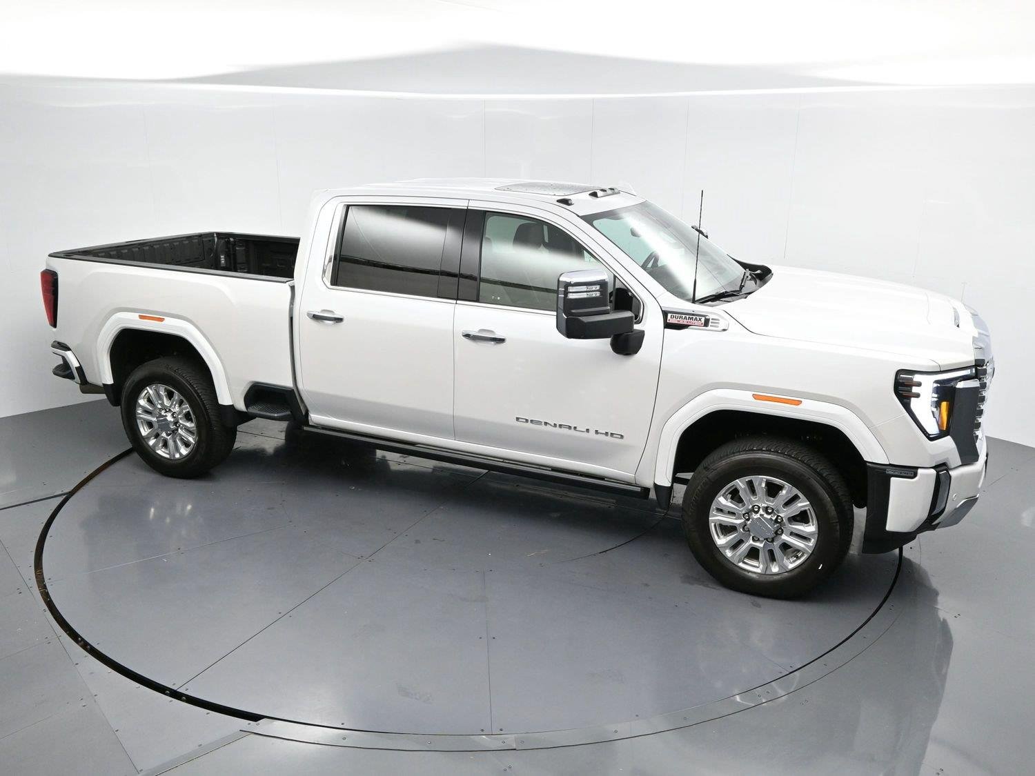 Used 2025 White Frost Tricoat GMC Denali image 35