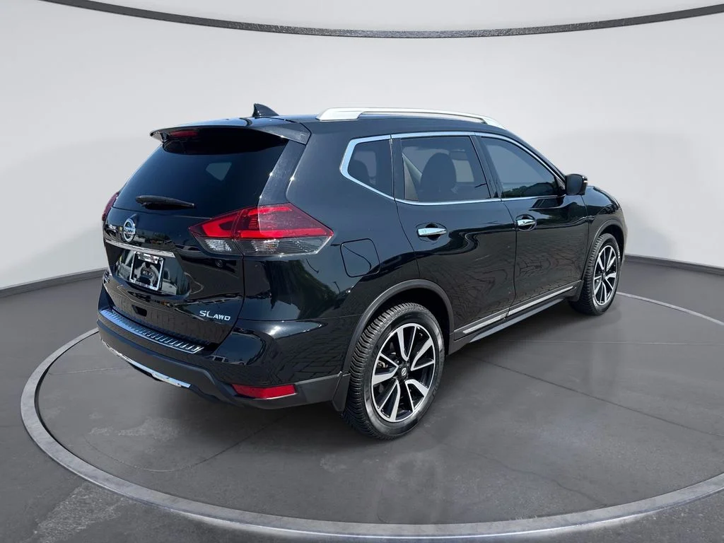 Used 2018 Black Nissan SL image 7