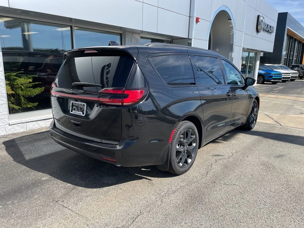 2026 Chrysler Pacifica Select - Photo 8