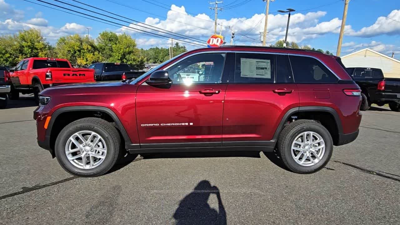Used 2025 Velvet Red Pearlcoat Jeep Laredo X image 5