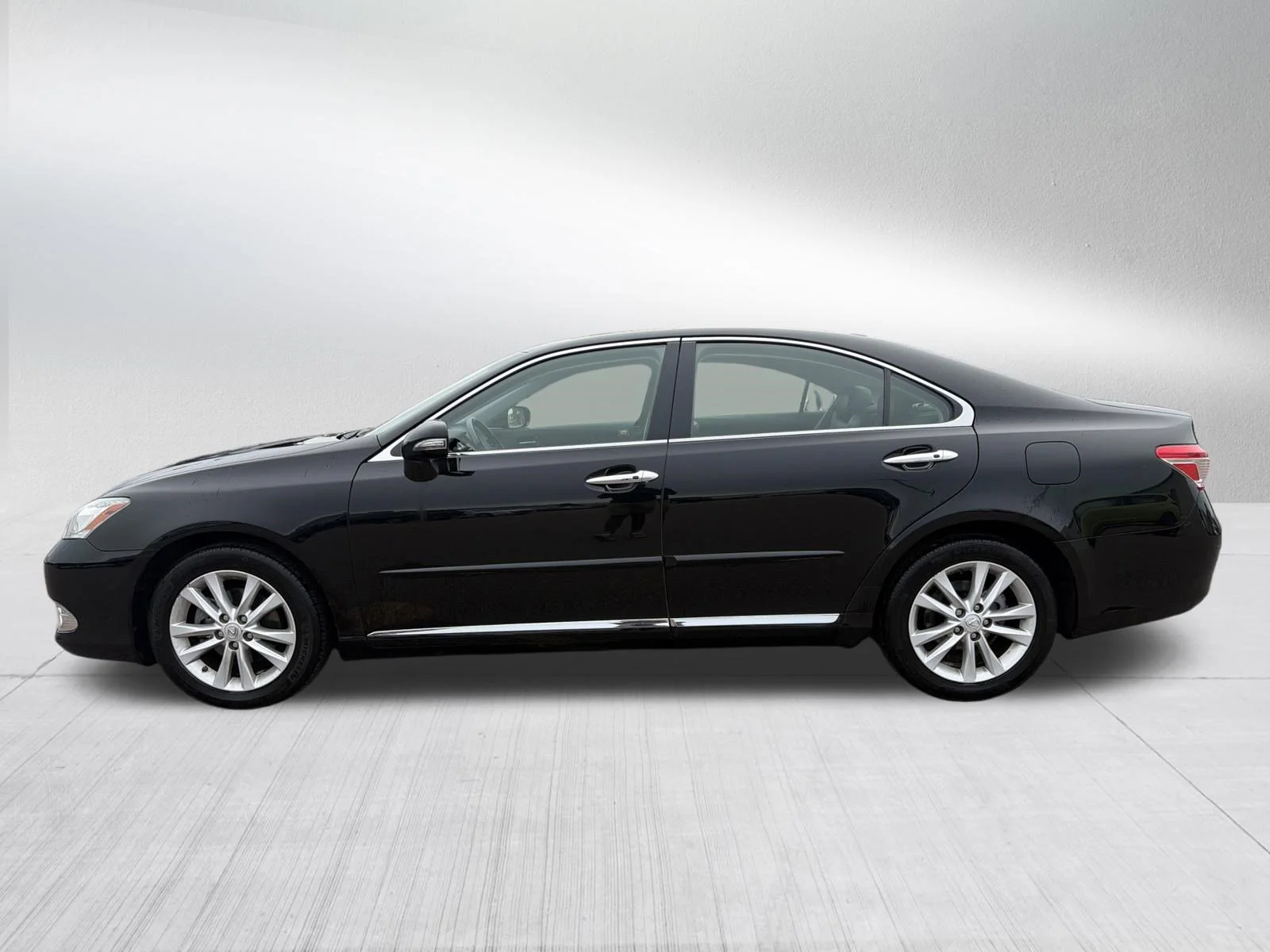 Used 2010 Obsidian Lexus  image 4
