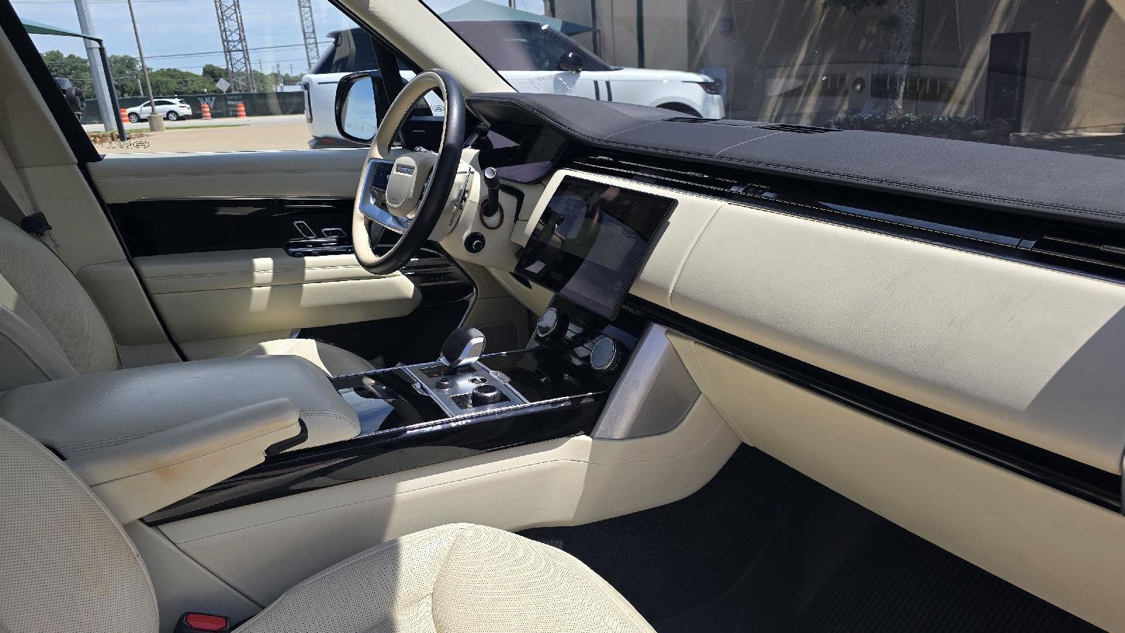 Used 2023 Silicon Silver Land Rover P530 V8 SE 7 Seats image 11