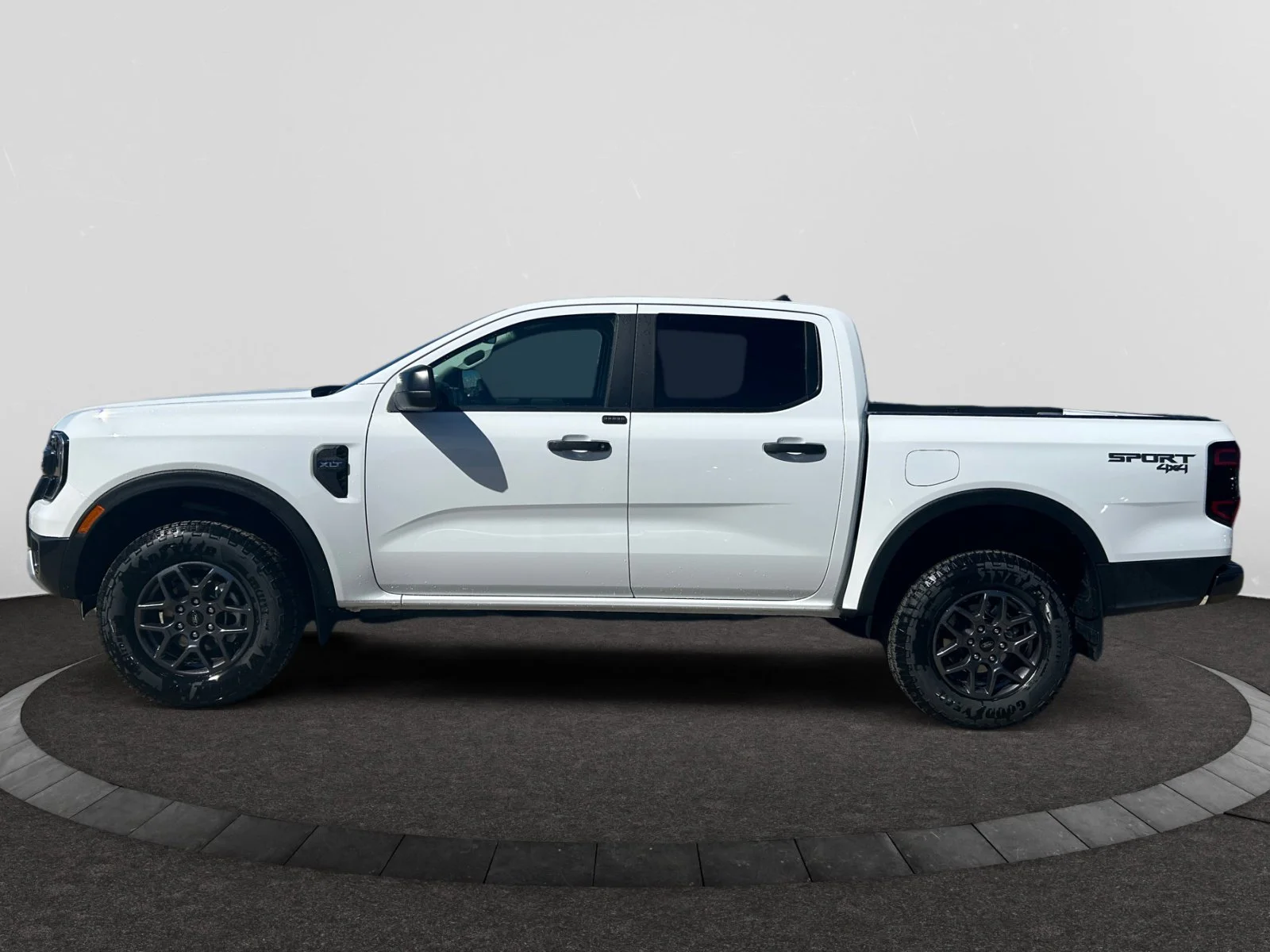 New 2026 Oxford White Ford XLT image 2