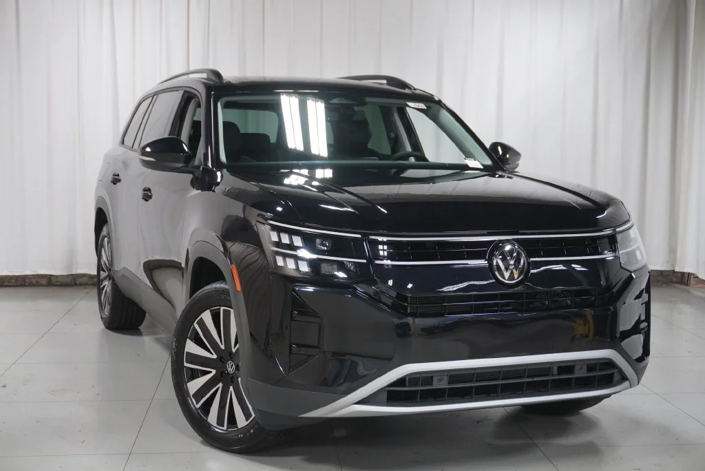 New 2027 Deep Black Volkswagen SE w/Technology image 4