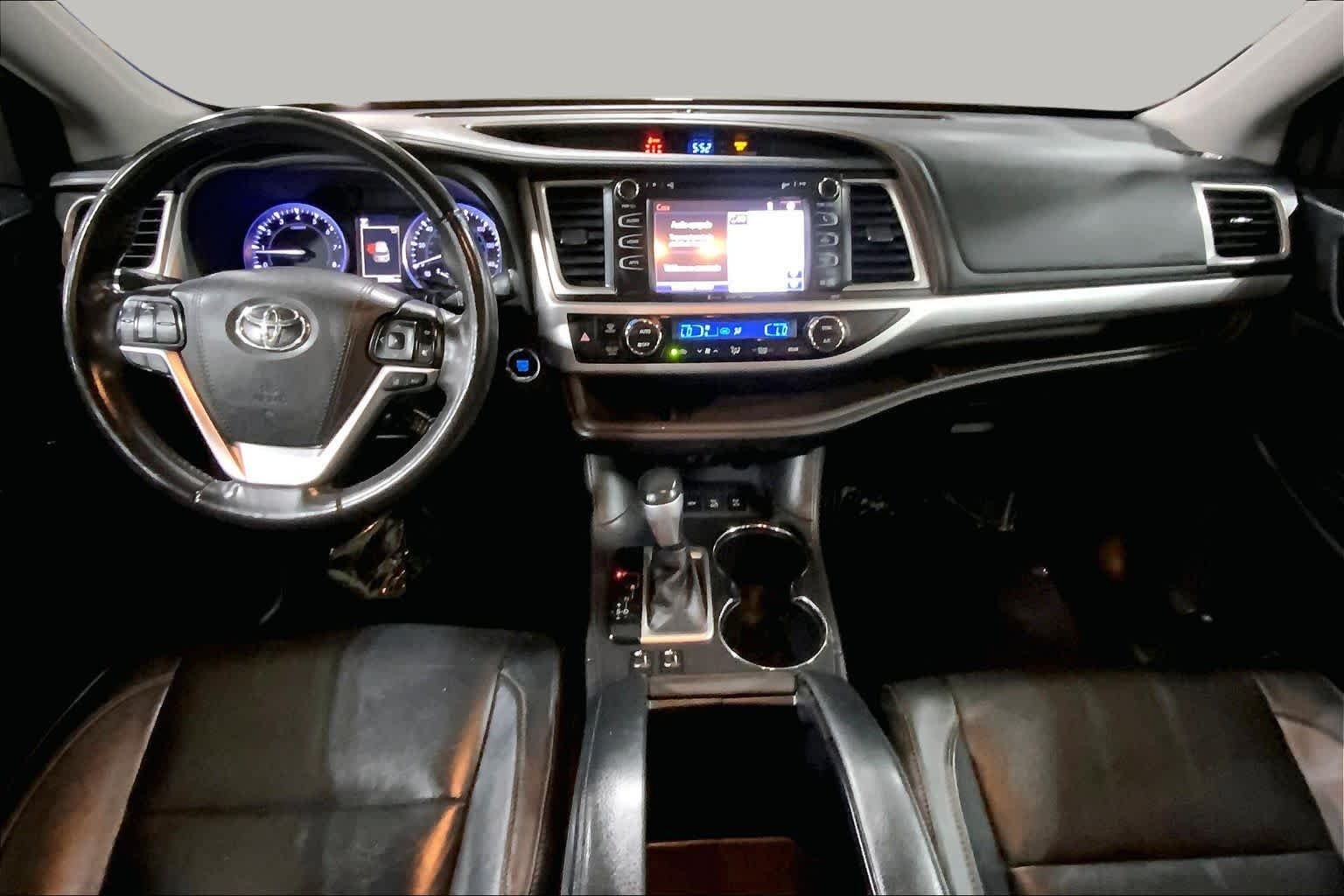 Used 2018 Predawn Gray Mica Toyota XLE image 16