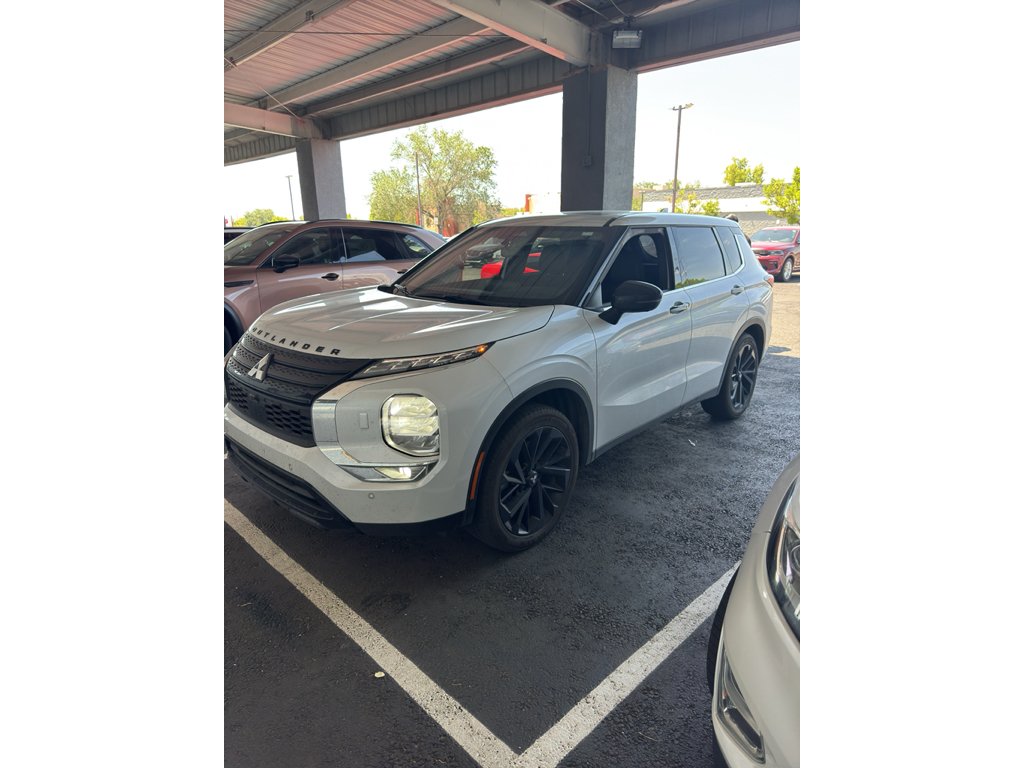 Used 2024 White Diamond Mitsubishi SE Black Edition w/Pano Roof image 31