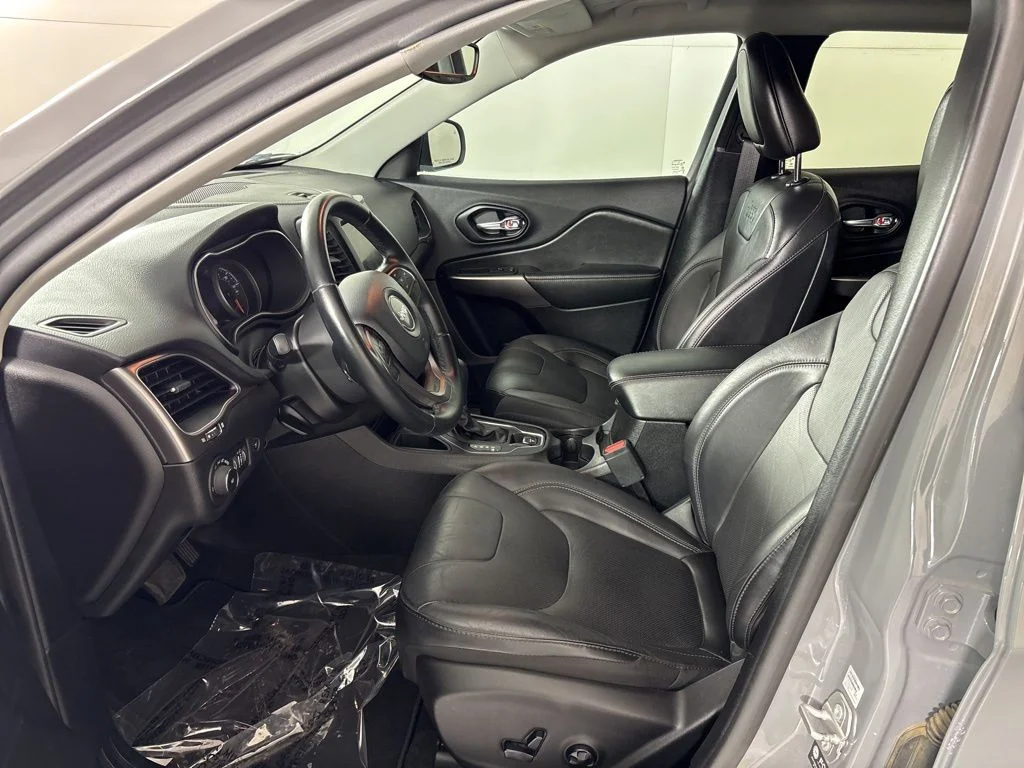 Used 2021 Gray Jeep Latitude Lux image 25