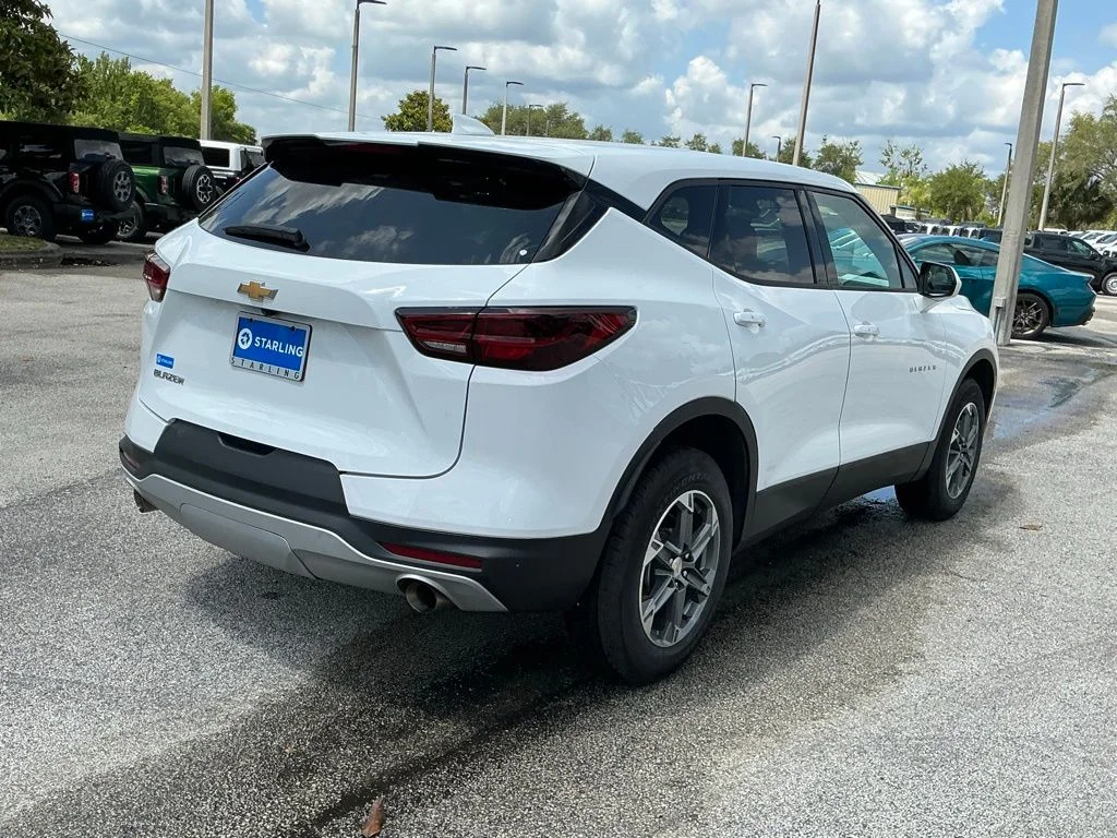 Used 2025 White Chevrolet LT image 7