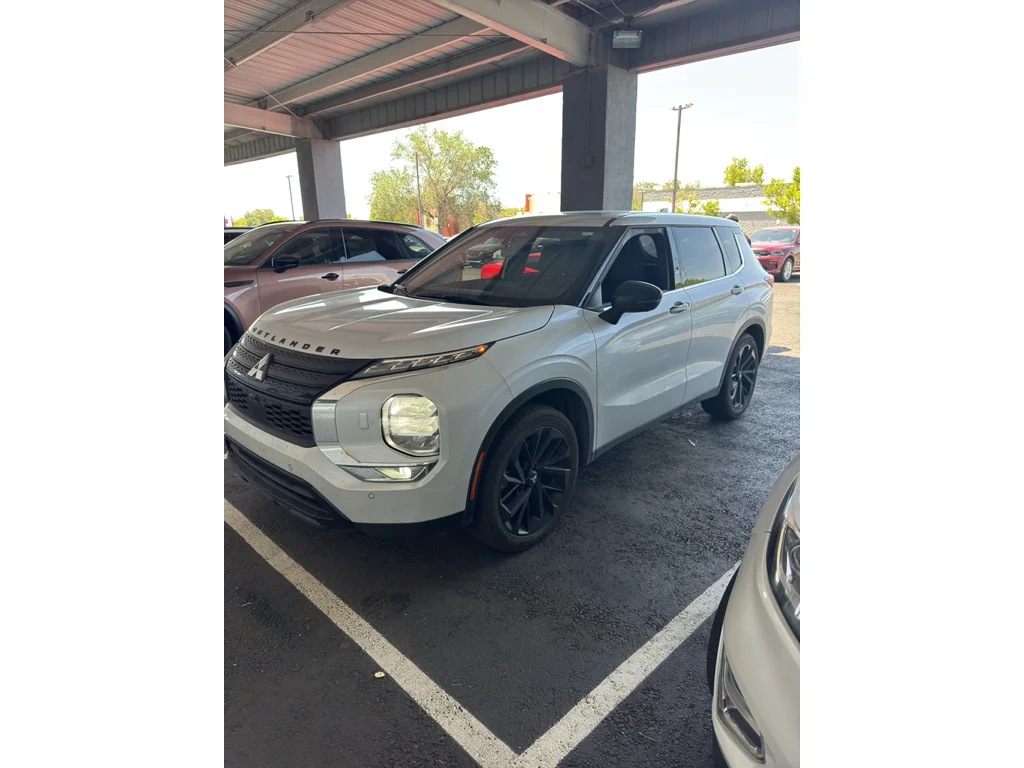 Used 2024 White Diamond Mitsubishi SE Black Edition w/Pano Roof image 31