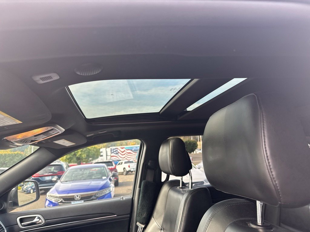 Used 2019 White/off-white Jeep Limited image 4