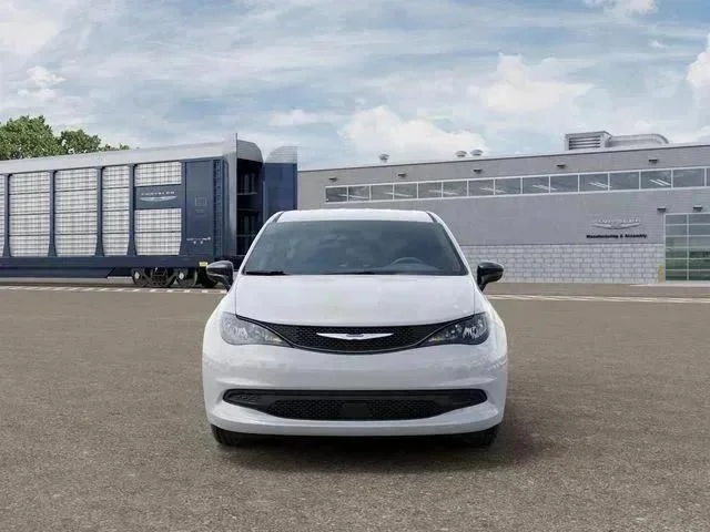 2026 Chrysler Voyager LX - Photo 3
