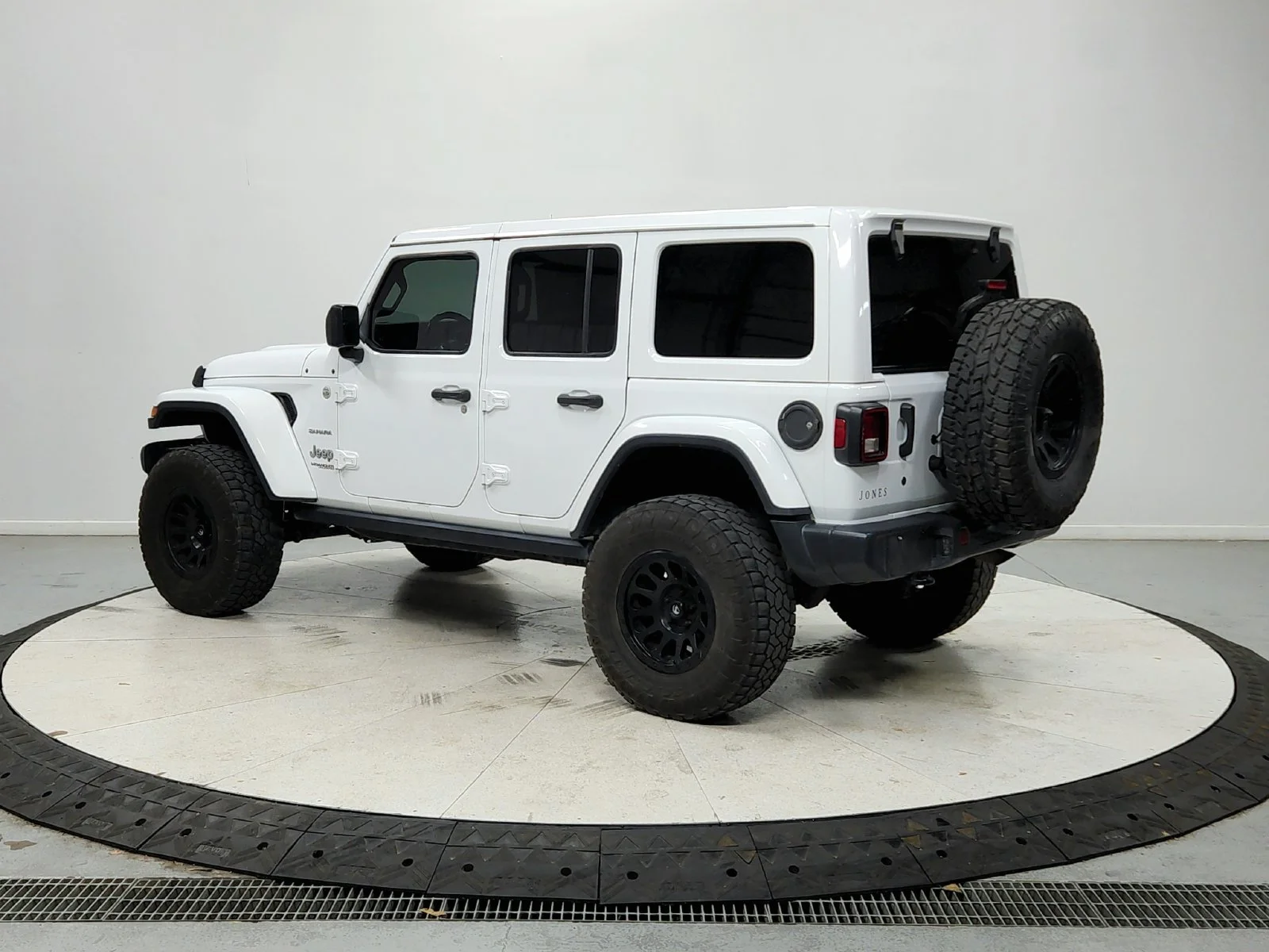 Used 2019 White Jeep Unlimited Sahara image 6