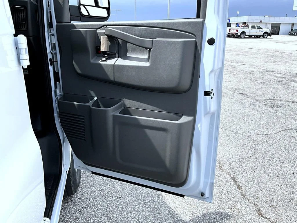 New 2026 Summit White Chevrolet 1WT image 16