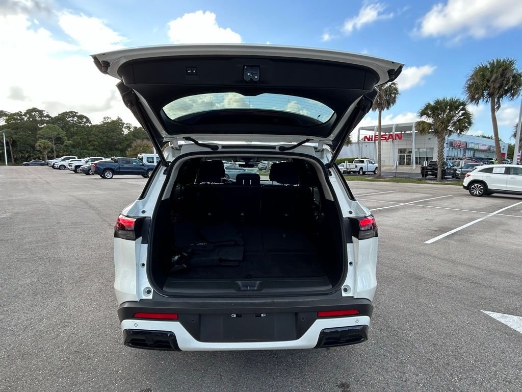 Used 2025 White INFINITI LUXE image 56