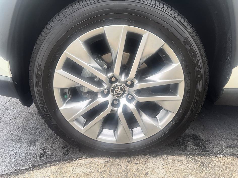 Used 2022 Blizzard Pearl Toyota XLE Premium image 8