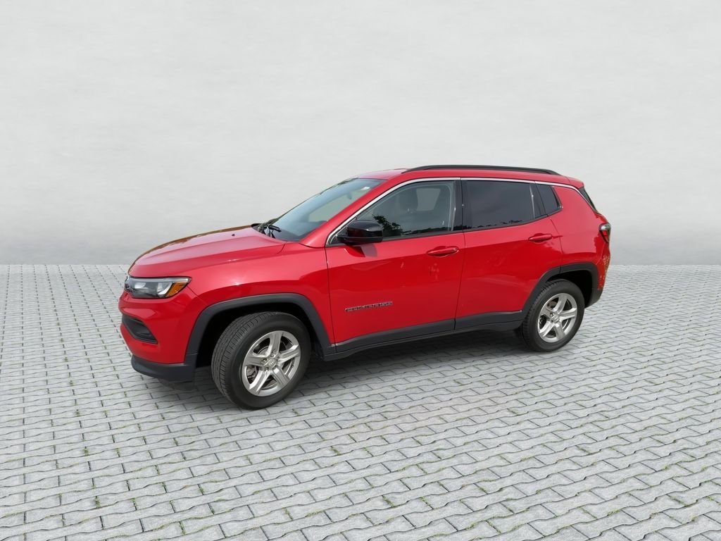 Used 2024  Jeep Latitude image 4