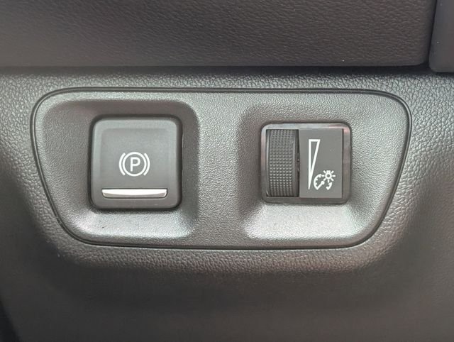 Used 2023 White GMC SLE image 23