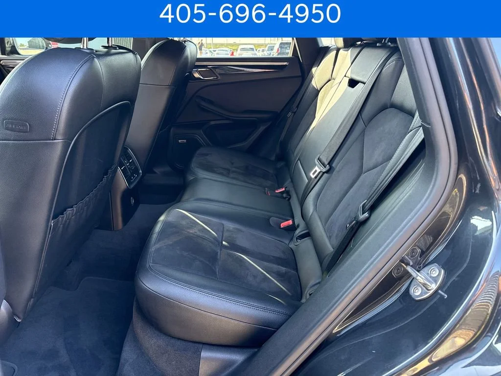 Pre-Owned 2018 Porsche Macan Base