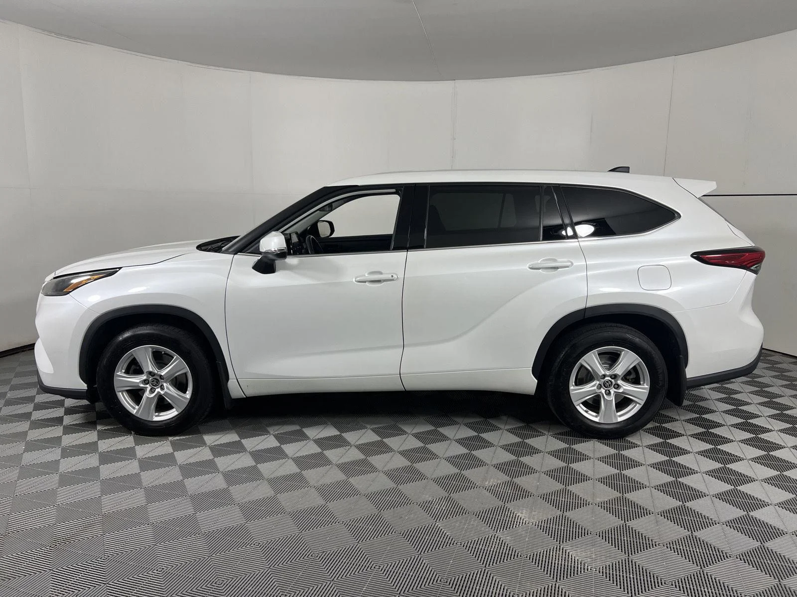 Used 2022 Wind Chill Pearl Toyota LE image 7