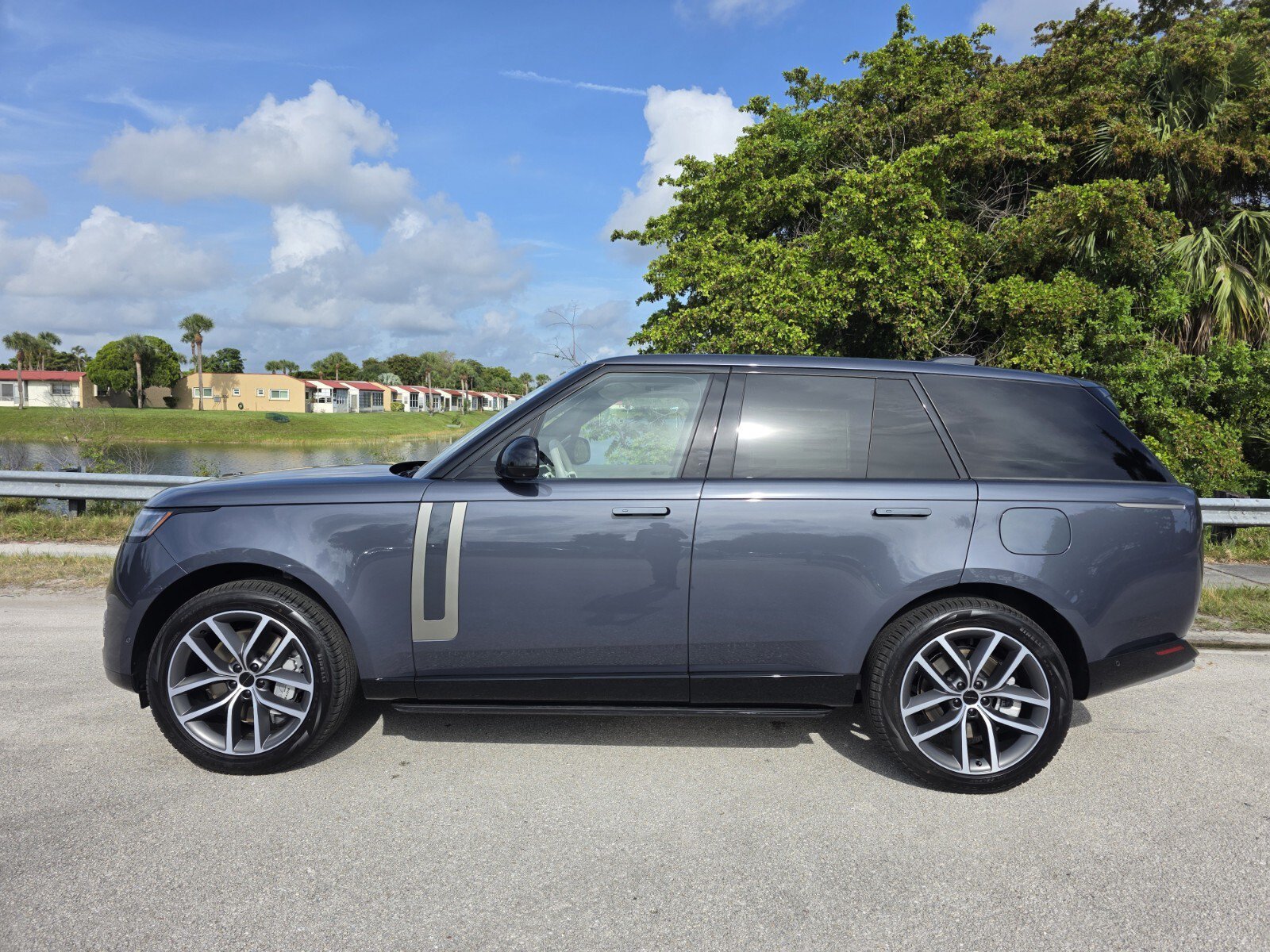 New 2026 Varesine Blue Land Rover P550e SE PHEV image 7