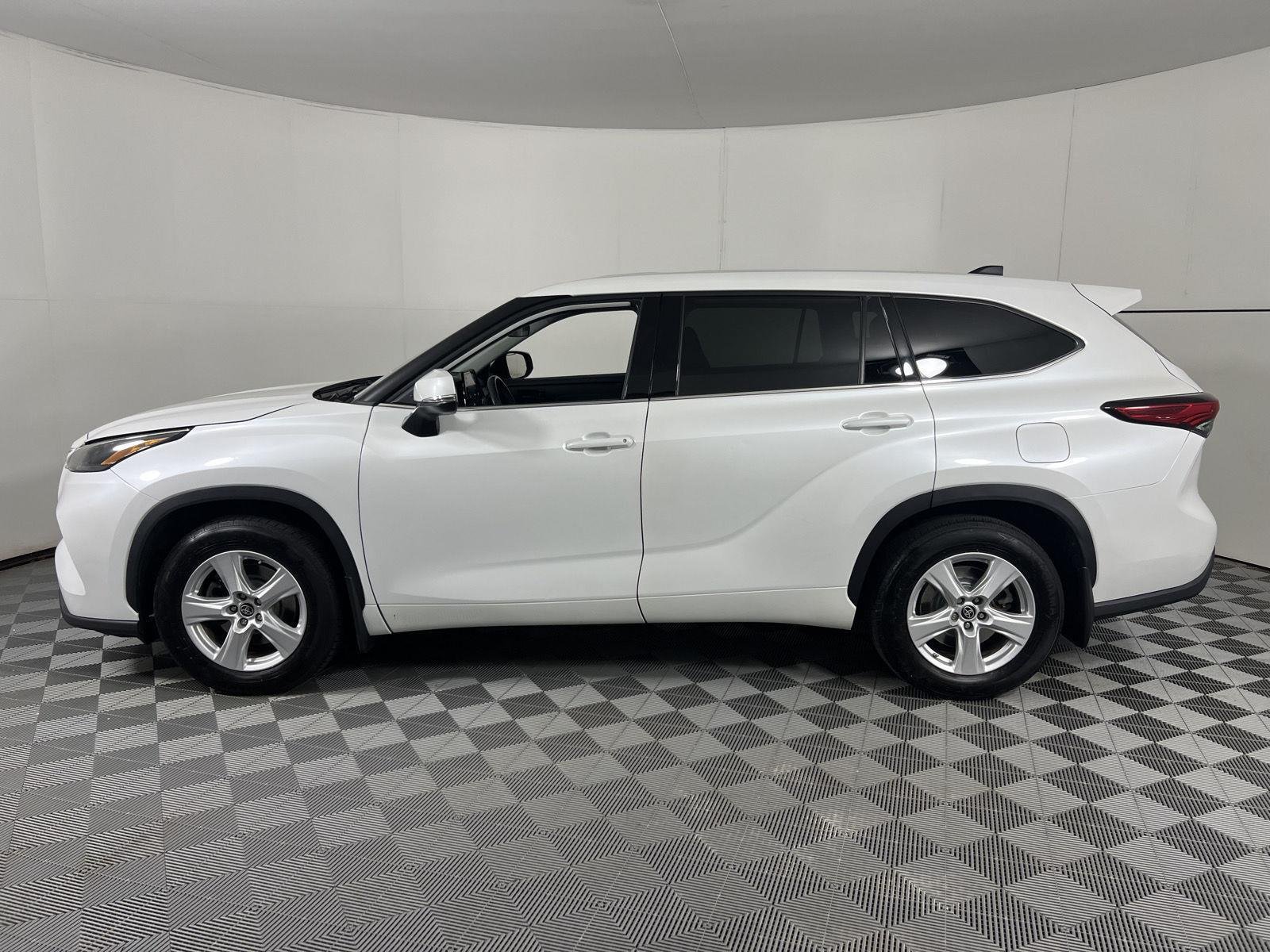 Used 2022 Wind Chill Pearl Toyota LE image 7