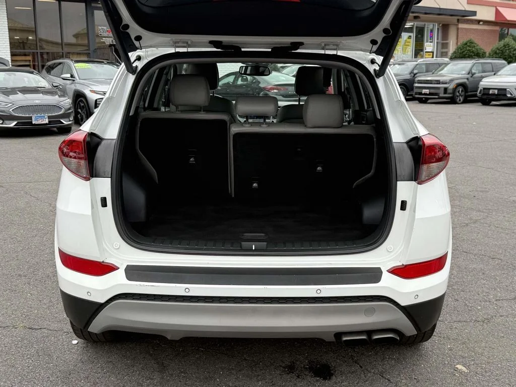 Used 2018 White Hyundai Value image 31