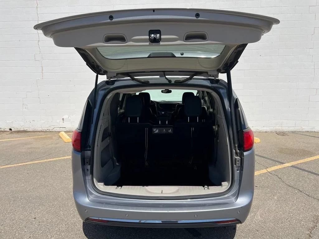 Used 2018  Chrysler Touring L image 6