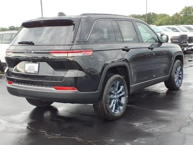 New 2026 Diamond Black Crystal Pearlcoat Jeep 85th Anniversary Edition image 15