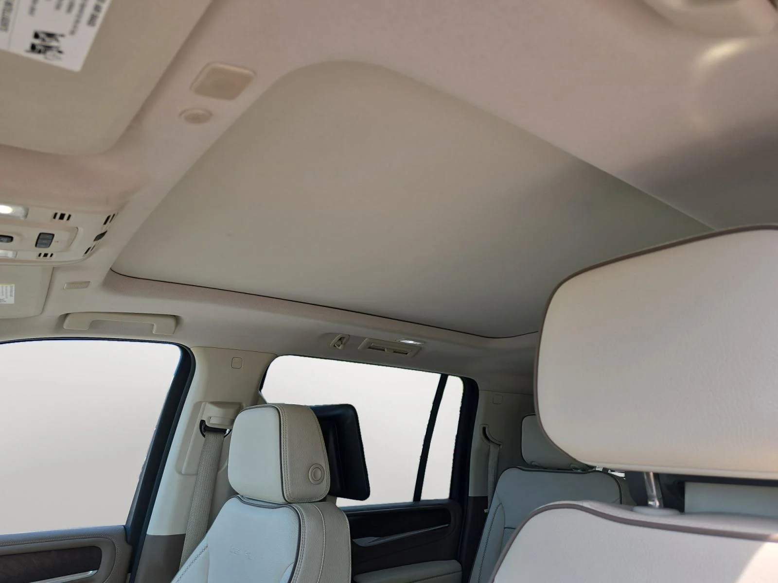 Used 2021 White Frost Tricoat GMC Denali image 15