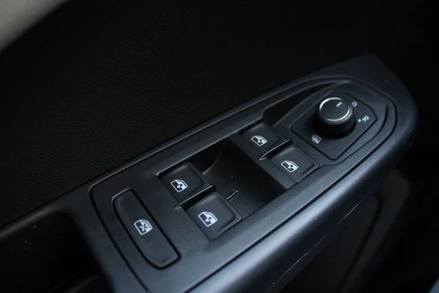 2025 Volkswagen Taos SEL - Photo 16