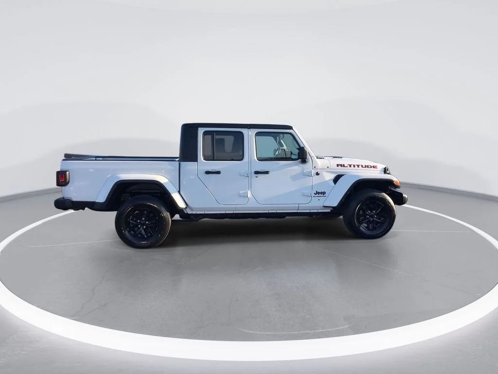 Used 2022 White Jeep Altitude image 9