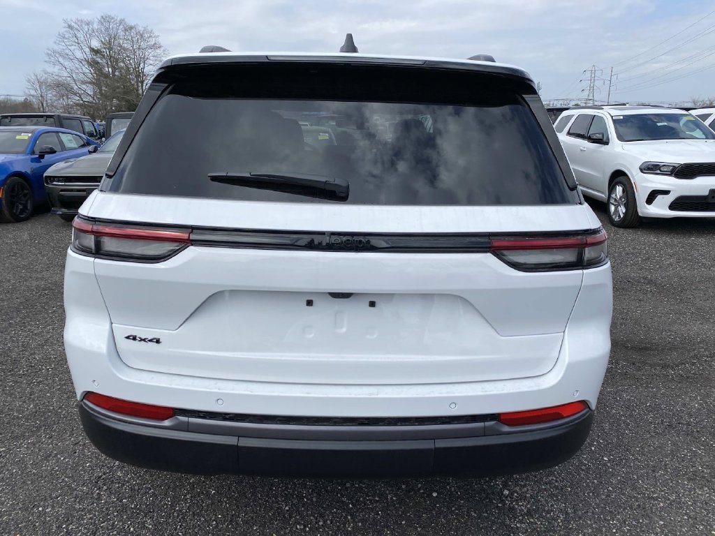 New 2026 Bright White Clear-Coat Exterior Paint Jeep Altitude image 3