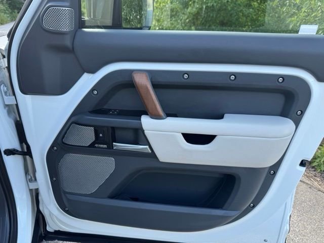 2024 Land Rover Defender X-Dynamic SE - Photo 21