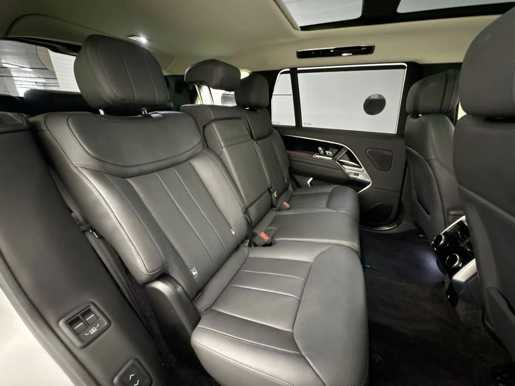 Used 2023 White Land Rover SE image 29