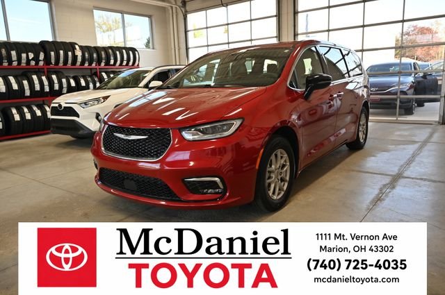 2025 Chrysler Pacifica Select's photo