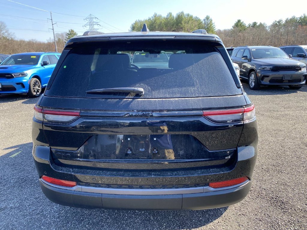 New 2026 Diamond Black Crystal Pearl-Coat Exterior Paint Jeep Altitude image 4