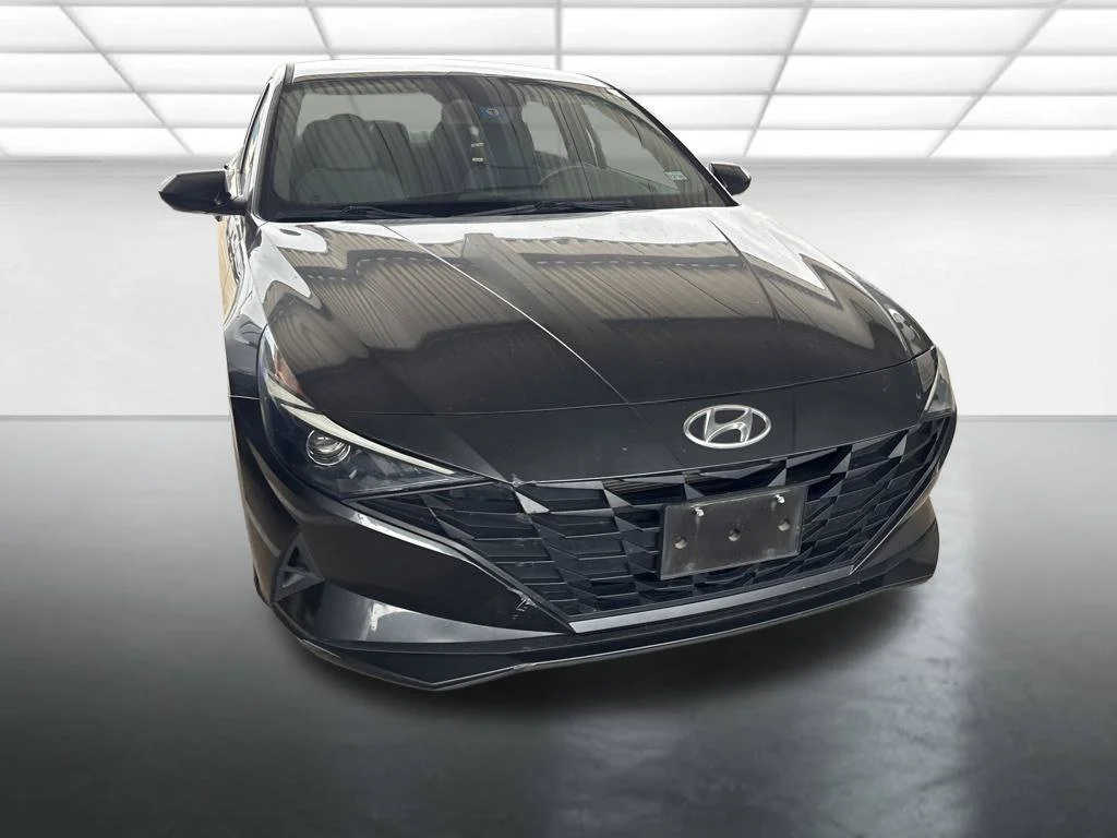 Used 2021  Hyundai SE image 2