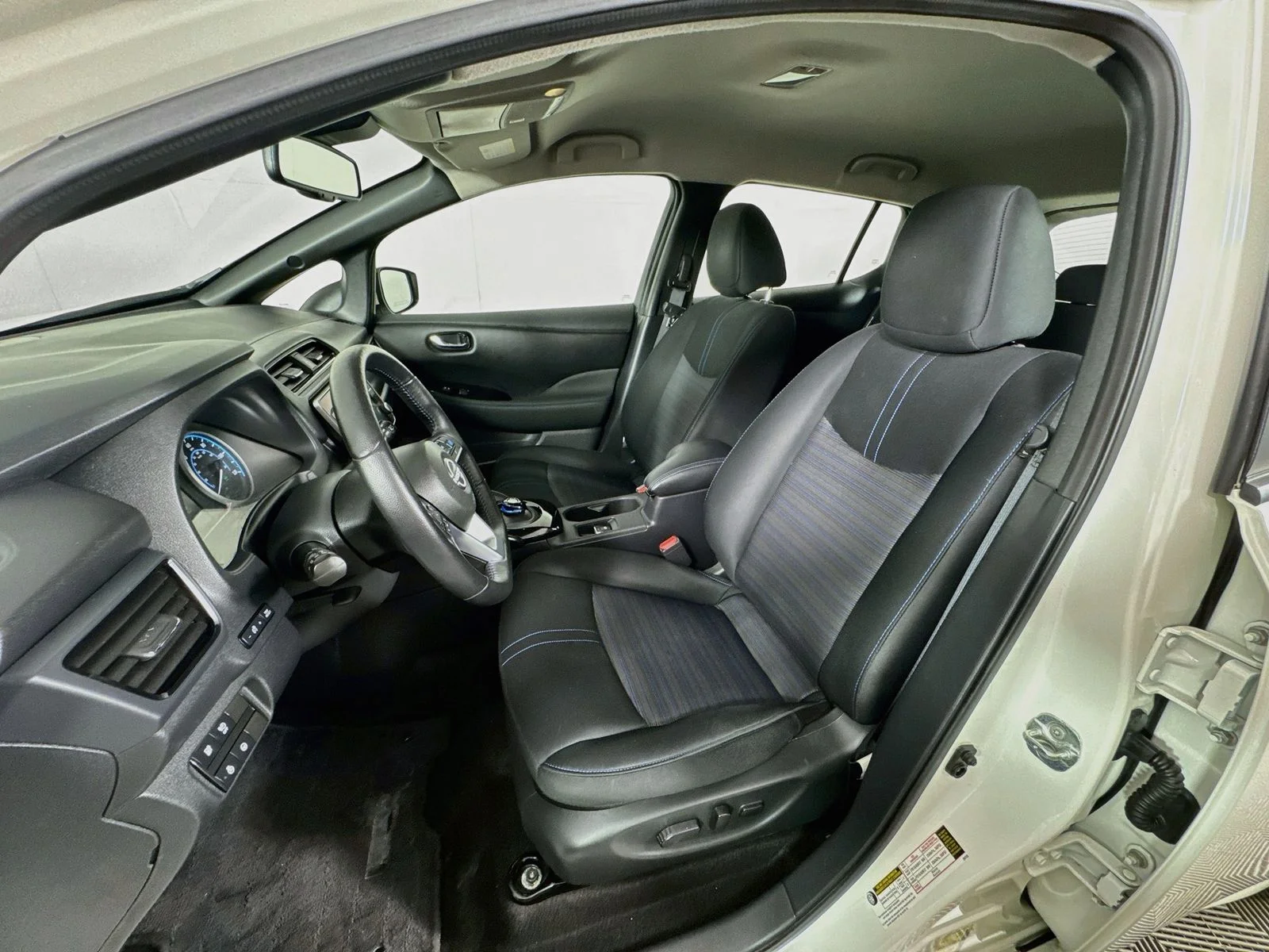 Used 2023 White Nissan SV Plus image 20